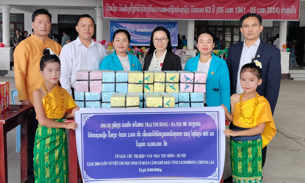 Cô giáo làng sang Lào dạy học